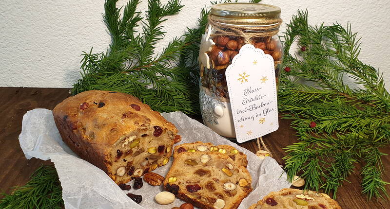 Heute zeigen wir dir, wie du eine Backmischung im Glas für ein fantastisches Nussbrot mit Früchten selbst herstellen kannst. Zusätzlich kannst du auch gleich die passende weihnächtliche Etikette mit der Backanleitung auf der Hinterseite kostenlos herunterladen.