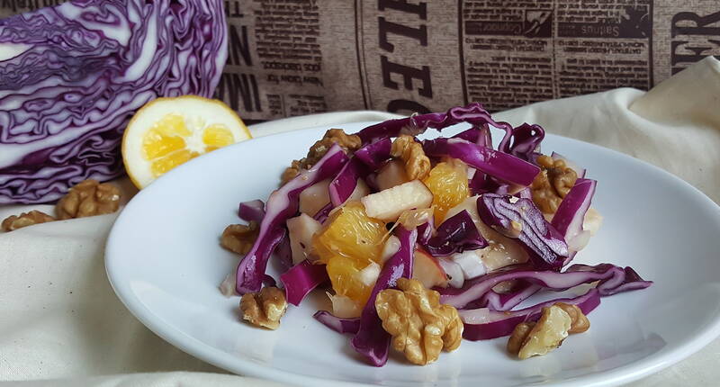 Der extra Vitaminkick währen der kalten Jahreszeit. Rotkohl fein schneiden oder hobeln und, vermischt mit der Salatsauce für mindestens eine Stunde im Kühlschrank ziehen lassen. Salat auf Teller anrichten und mit Orangenfilets und Walnüssen ergänzen.