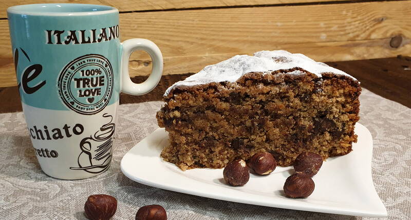 Aus Mehl, Orangen, geriebenen Haselnüssen, Zimtpulver, Zucker, gehackter schwarzer Schokolade, Eiern, sehr weicher Butter und Backpulver entsteht mit wenig zeitlichem Aufwand ein fantastischer Kuchen, der alle begeistern wird. Den Frischekick erhält er durch die Orangen.