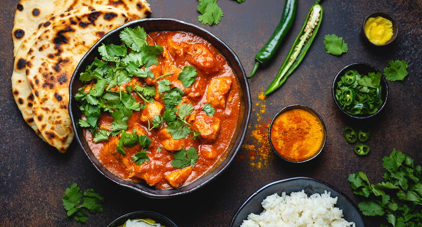 Provate i sapori dell'India con il tradizionale pollo tikka masala: tenero pollo stufato in una cremosa salsa di pomodoro. Perfetto con riso basmati o naan per un'autentica esperienza di gusto.