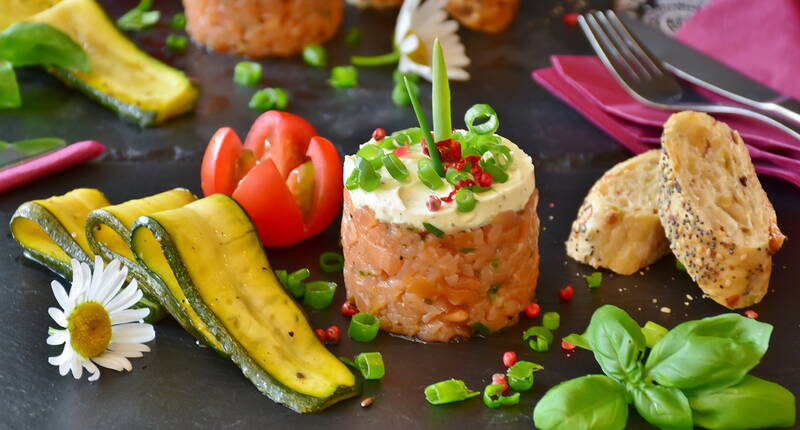 Das Highlight jeder Einladung zum Lunch oder Dinner. Auch auf einem gut sortierten Vorspeisenbuffet macht unser Lachs-Türmchen eine gute Figur. Dank dem Limettensaft & der Frischkäsecrème ein wahrer Hingucker mit Starpotential.