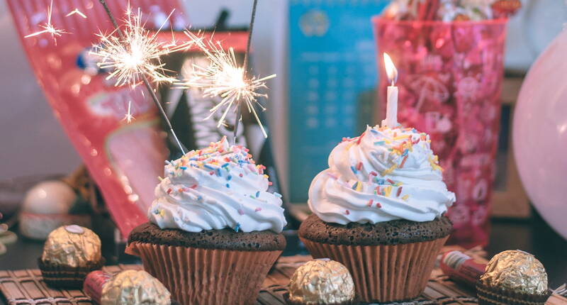 Schokoladen-Cupcakes mit Ferrero Rocher®-Kern gehören zur jeder Party oder jeden Apéro-Buffet einfach dazu.