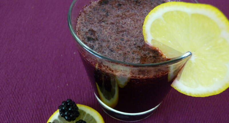 Ein erfrischender und vitaminreicher Drink aus frischen Brombeeren und Zitronensaft. Die Zutaten reichen für 4 Portionen.