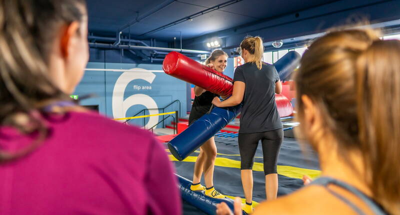 Un monde d’aventures sûr de 3 000 m² t’attend: trampolines amusants, terrain de dodgeball, trampolines muraux, trampolines de basket-ball et de freestyle avec bounceboards et bungees; puis le Base Ninja Parkour et pour la première fois le FlipParkour et le trampoline interactif.