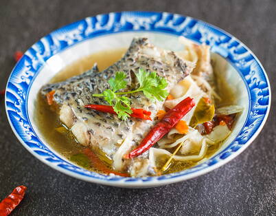 Zuppa di pesce con verdure fresche Zuppa di pesce con verdure ed erbe in ciotola blu e bianca – il pesce è molto sensibile e deve essere conservato massimo 1-2 giorni in frigorifero