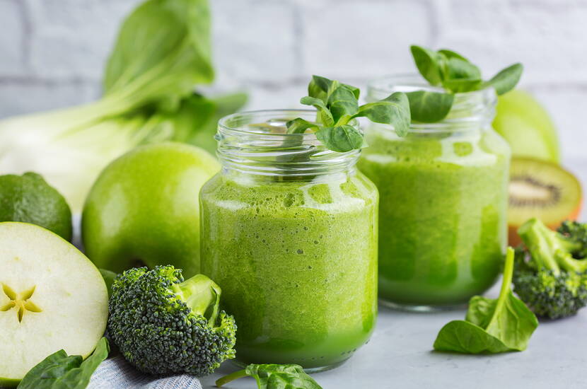 Mit Grundrezept für einen gesund und schmackhaften grünen Smoothie aus Broccoli, Apfel, Spinat und Birne.