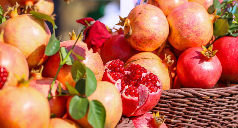 Der Granatapfel, auch Grenadine genannt, wächst an einem kleinen Baum und wächst in West- bis Mittelasien und im Mittelmeerraum. Der Granatapfel kann bis zu 12 cm Durchmesser erreichen und enthält ungefähr 400 Samen. Die Verwendung ist vielfältig.