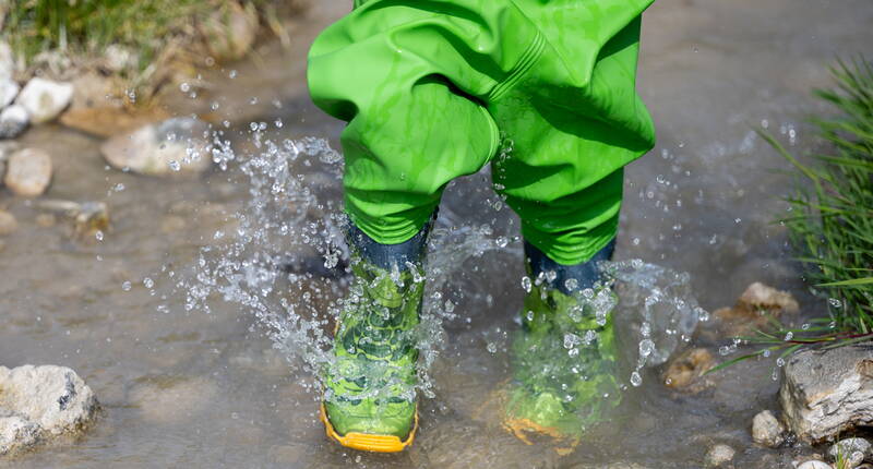 Nos pantalons de pluie avec bottes en caoutchouc intégrées permettent aux enfants de jouer dehors, de patauger dans les flaques d'eau et de s'amuser dans la boue dans la plupart des conditions météorologiques, sans frustrer leurs parents.