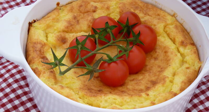 Gut, günstig und sättigend – das zeichnet unseren Griess-Käse-Auflauf aus. Schnell zubereitet und variierbar mit Tomaten, Schinken oder Speck.