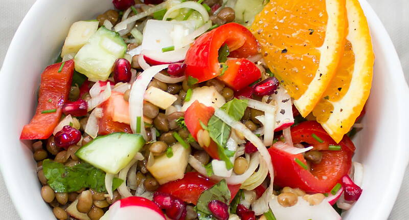 Unser Linsensalat mit Ananas und Granatapfelkernen lässt keine Wünsche offen. Lecker, gesund, vollwertig und farbenfroh.