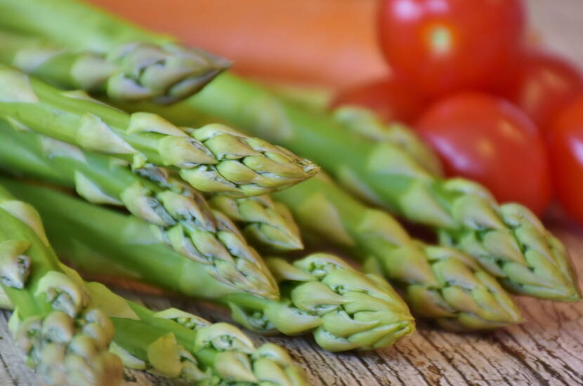 Spargel ist ein relativ empfindliches Gemüse. Darum sollte der Spargel immer frisch zubereitet und verzehrt werden. Im Kühlschrank hält er sich zwei, vielleicht drei Tage. Dazu wickelt man den Spargel am Besten in ein feuchtes Küchentuch. 