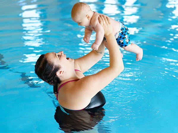 Die bewährte Methode Augsburger bietet Babys und Kleinkindern bis ca. 4 Jahren den optimalen Start und viel Freude beim Erleben des Elements Wasser. Die Lektionen sind auf die Fähigkeiten und Bedürfnisse der kleinen Schwimmerinnen und Schwimmer abgestimmt und sorgen für viel Badespass.