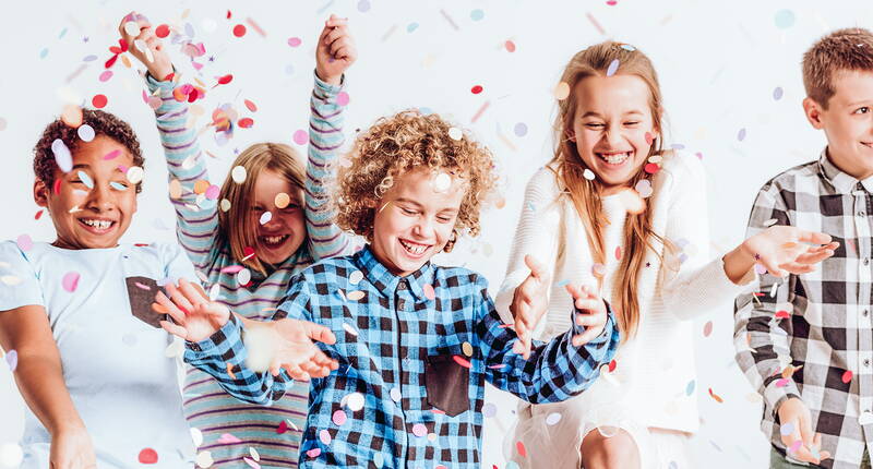 Nous te décrivons différents jeux amusants qui permettront aux enfants de se souvenir encore longtemps et avec plaisir de cette super fête d'anniversaire. Si tu fais miroiter un prix pour chaque jeu, les enfants seront de toute façon très enthousiastes.