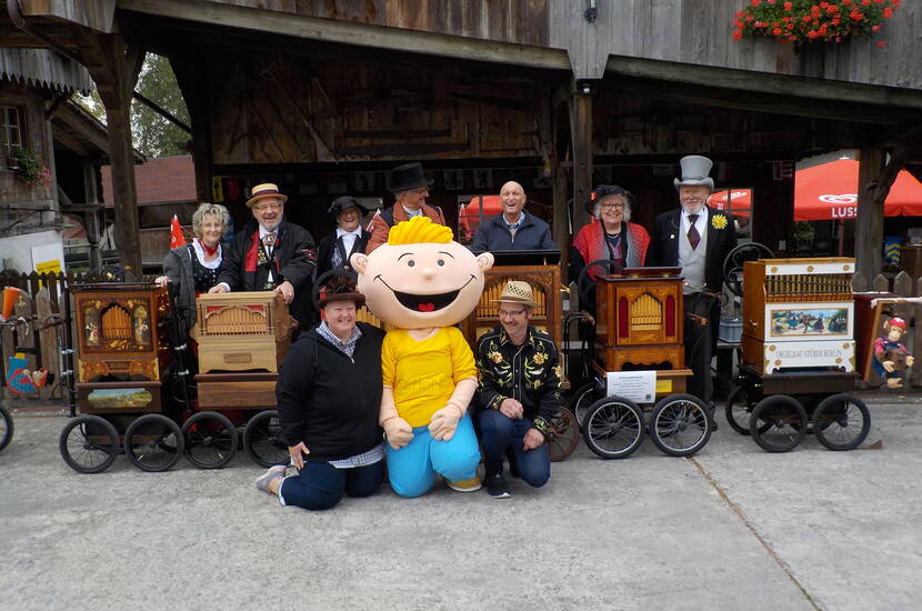 Il 21 aprile e il 13 ottobre 2024, un organetto di Barberia farà risuonare Schongiland. Il nostalgico strumento crea una meravigliosa atmosfera di festa e illumina gli occhi (e le orecchie) di grandi e piccini.