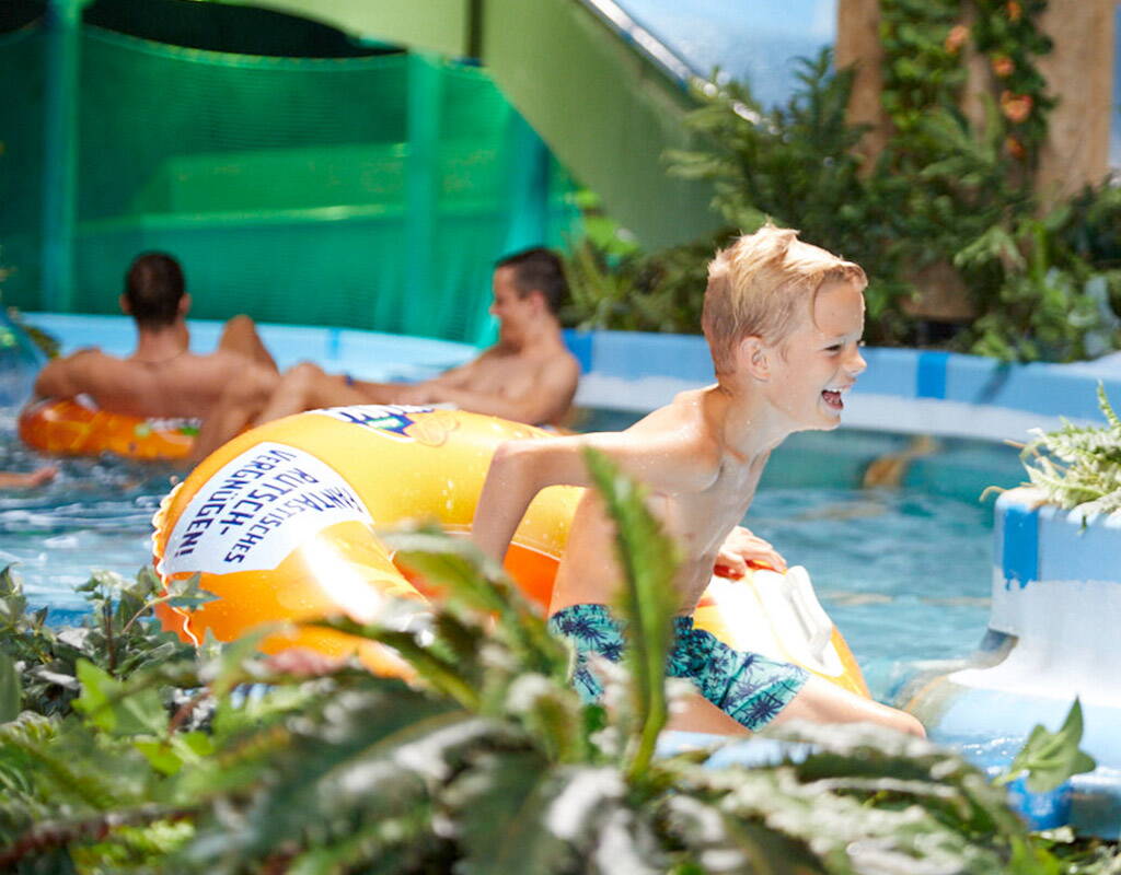 Erlebe mit deinen Familien die wunderbare Wasserwelt des Alpamares. Rutsche, baden und plantsche zwischen tropischen Pflanzen und Maya-Ruinen. Teste die spektakulären Wasserrutschbahnen aus und lass dich von Geschwindigkeit, Adrenalin und Rennspass mitreissen.