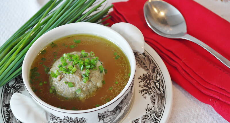 Die Leberknödelsuppe zählt zu den Traditionssuppen und wird vor allem in Süddeutschen Raum sowie in Oesterreich serviert. Durch die Rindsbouillon eignet sie sich perfekt zum Aufwärmen an einem kalten Wintertag. Die Knödel in der gewünschten Grösse herstellen und in der Suppe ziehen lassen.