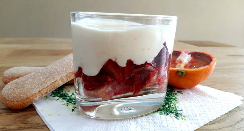 Das fantastische Dessert für die ganze Familie. Damit es besonders schnell geht, haben wir für unsere Variante mit QimiQ (Halbrahm, der bereits Gelatine enthält) gearbeitet. Geschichtet mit in Likör getränkten Löffelbiskuit, filetierten Blutorangen & aromatisiertem QimiQ.