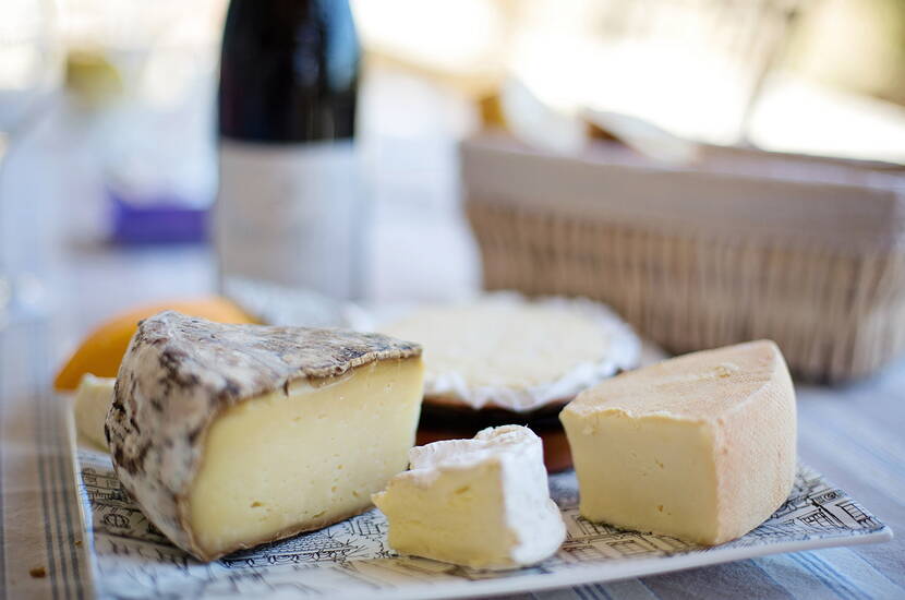 Käse und Wurstwaren in luftdichten Aufbewahrungsboxen aufbewahren, damit sie frisch und haltbar bleiben. In offenen Verpackungen kann sich Kondenswasser bilden und dies führt zum Austrocknen. Auch wird so der Schimmelbildung Vorschub geleistet. 