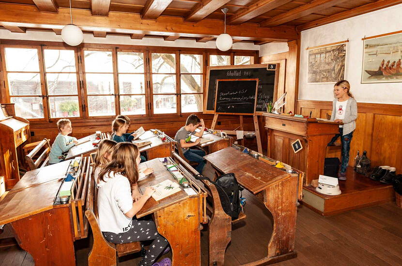 Ausflug Schulmuseum Bern in Köniz. Wer einmal einen Blick in ein historisches Schulzimmer werfen möchte, kann dies im Schulmuseum Bern in Köniz tun.