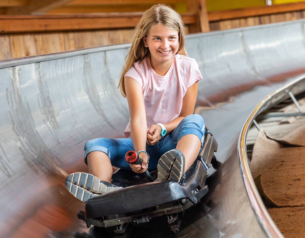 L'aventure, le plaisir et la diversité sont au rendez-vous dans ce parc de jeux coloré situé au cœur de la Suisse. Dévalez les 380 mètres de la piste de luge, visitez le Butterfly, le Schongi-Loop, la balançoire-dragon, l'aire de jeux couverte, le chantier pour enfants et bien plus encore! Une visite en vaut la peine. Depuis peu, les chiens sont également les bienvenus à Schongiland. Qu'est-ce que tu attends encore?