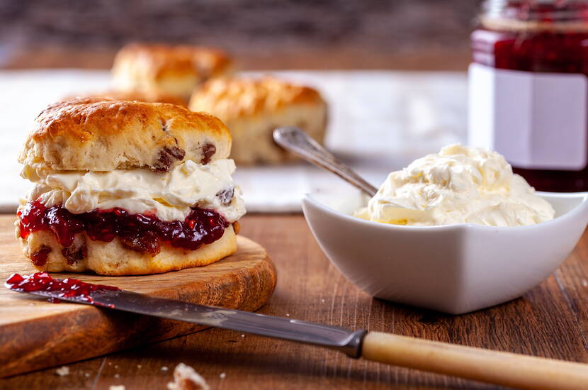 Für die Sonntagsbrötchen anstelle von Wasser Milch benützen und das Öl durch Butter und ein Ei ersetzen. Wer mag, kann eingelegte Rosinen oder Schokoladenwürfel in den Teig einarbeiten.