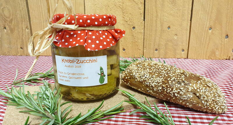 Zucchini können, entweder gleich mit den Kernen oder entkernt eingemacht werden. Dazu benötigst du, abgesehen von den Zucchini noch Essig, Wasser, Zucker sowie Salz. Aromatisiert wird mit Knoblauch und Kräutern.