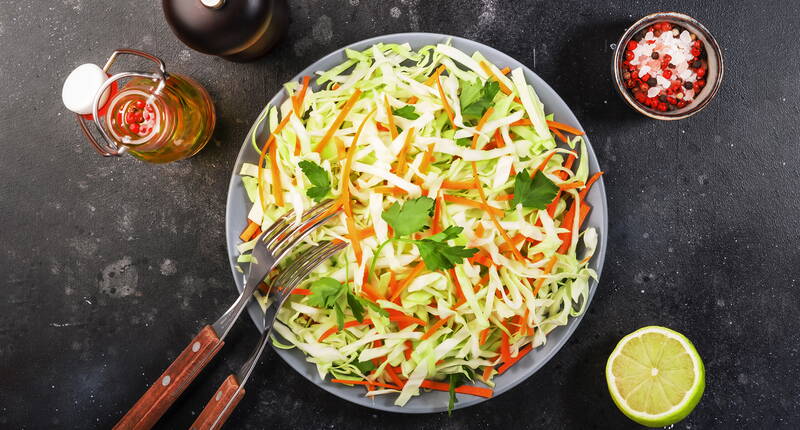 Rezept für einen gesunden und schmackhaften Cole Slaw-Salat mit Honig-Senf-Dressing, der mit seiner farbenfrohen Optik punktet und Abwechslung auf den Tisch bringt.