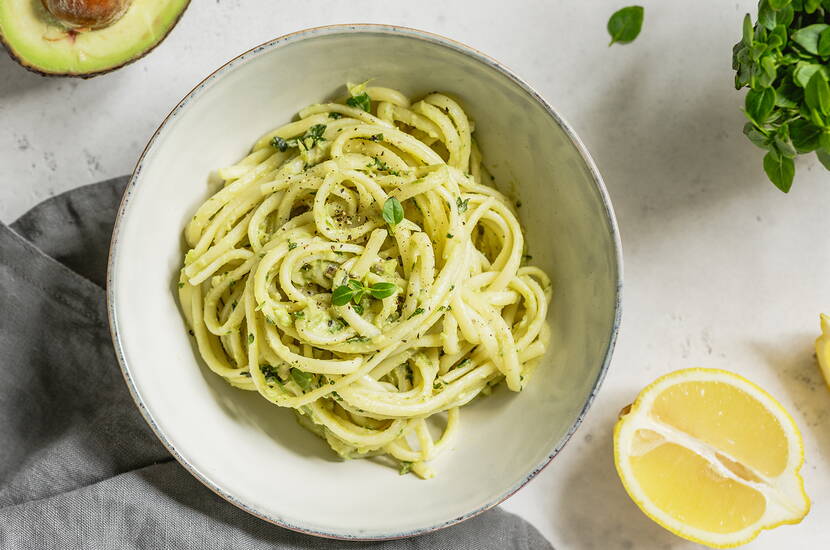 Bei der Avocadosauce handelt es sich um eine wunderbar sämige Sauce, die der fertigen Pasta eine fantastische Konsistenz verleiht. Sie ist blitzschnell hergestellt und superlecker.