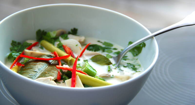 Die thailändische Kokos-Suppe bringt im Handumdrehen Ferienstimmung auf den Tisch. Ein einfaches und schmackhaftes Rezept für Thailand-Fans.