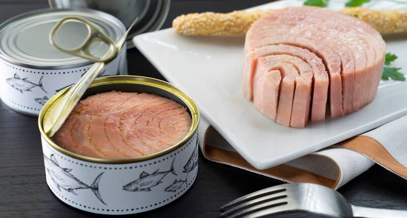 Thunfisch ist reich an Eiweiss, Vitamin B12 und Omega-3-Fettsäuren. Diese Nährstoffe unterstützen den Muskelaufbau, das Nervensystem und die Herzgesundheit. Thunfisch ist die perfekte Wahl für eine gesunde, leichte und bekömmliche Ernährung.