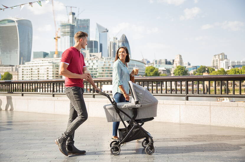 Besonders bei den ersten Autofahrten mit Kinderwagen werden viele Eltern davon überrascht, wie viel Platz ein Kinderwagen mit Babywanne im Kofferraum einnimmt. Um dieses Problem zu verhindern, empfehlen wir die Kinderwagen-Modelle von "Joie". Die praktischen und kompakten Kinderwagen erleichtern jede Reise.