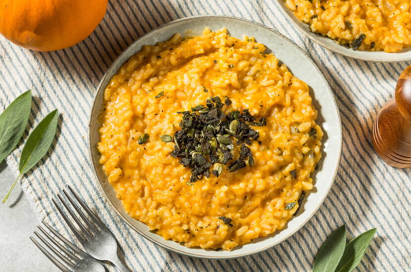 Kürbisrisotto mit gebratenem Salbei Cremiges Kürbisrisotto garniert mit knusprig gebratenen Salbeiblättern – klassisches italienisches Herbstgericht
