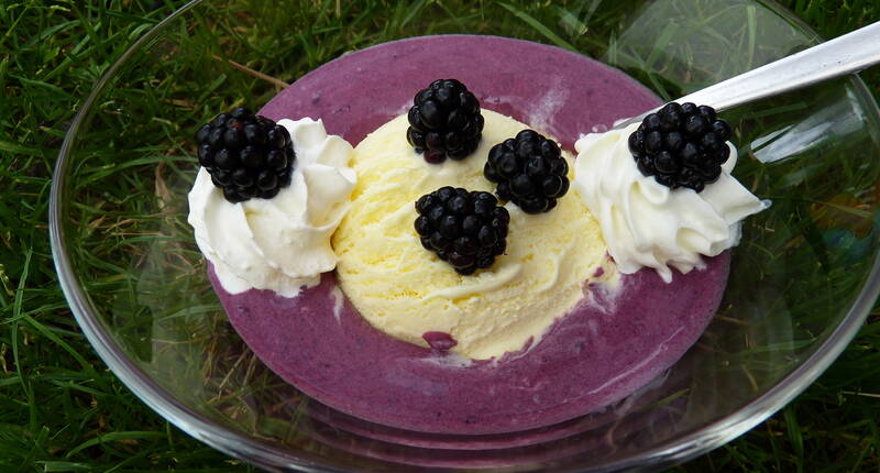 Ein farbenfrohes, sommerlich leichtes Dessert, welches Alt und Jung schmeckt. Die Brombeeren können durch Beeren der Saison ersetzt werden.