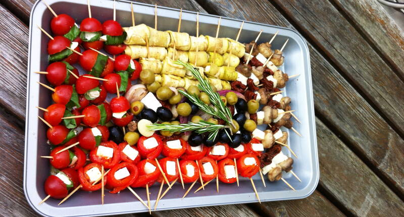 Tomaten-Mozzarella-Basilikum-Sticks, mit Feta gefüllte geröstete Peperonistreifen, Champignon-Tomaten-Mozzarella-Sticks sowie gefüllte Zucchinischeiben. Wie du die Zutaten vorgängig marinierst & vorbereitest, zeigen wir dir Schritt-für-Schritt auf.