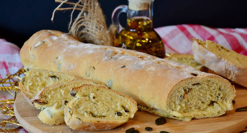 Selbst gemachtes Brot schmeckt super, ist schnell hergestellt und günstig. Mit unserem Rezept stellst du in knapp 90 Minuten ein wunderbares Ciabatta mit Kürbiskernen zu.