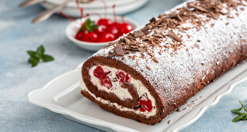 Ein exquisites Dessert, bei dessen Anblick einem das Wasser im Mund zusammenläuft. Nach der Zubereitung noch kühl stellen und schon kann die Roulade serviert werden.