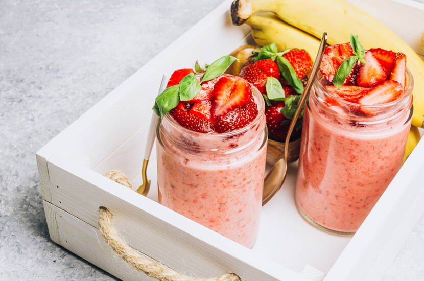 Hai pensato a portare acqua a sufficienza, ma hai dubitato se preparare il cibo. Molti alimenti non sono adatti per essere trasportati senza essere raffreddati, oppure sono semplicemente troppo ricchi e pesanti per le calde giornate estive. Gli smoothie estivi e le bevande a base di frutta e/o verdura sono ideali per le gite.