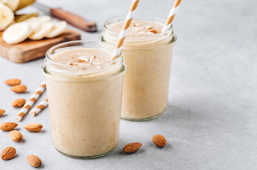 Hai pensato a portare acqua a sufficienza, ma hai dubitato se preparare il cibo. Molti alimenti non sono adatti per essere trasportati senza essere raffreddati, oppure sono semplicemente troppo ricchi e pesanti per le calde giornate estive. Gli smoothie estivi e le bevande a base di frutta e/o verdura sono ideali per le gite.