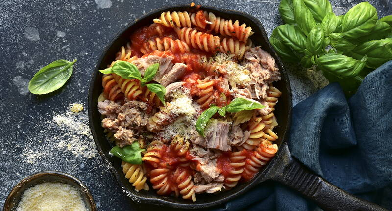 In nur 30 Minuten steht das leckere Pasta-Gericht mit Tomaten-Thunfisch-Sauce auf dem Tisch. Ein einfaches Alltagsgericht, welches fast allen schmeckt.