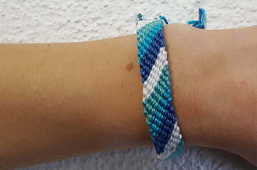 Hier erfährst du wie ein schönes Freundschaftsarmband mit schrägen Streifen geknüpft wird. Am Anfang braucht es ein wenig Geduld aber nach einigen Anfangsschwierigkeiten steht einem farbenfrohen Armband nichts mehr im Wege. Der ideale Zeitvertreib für regnerische Sonntage.