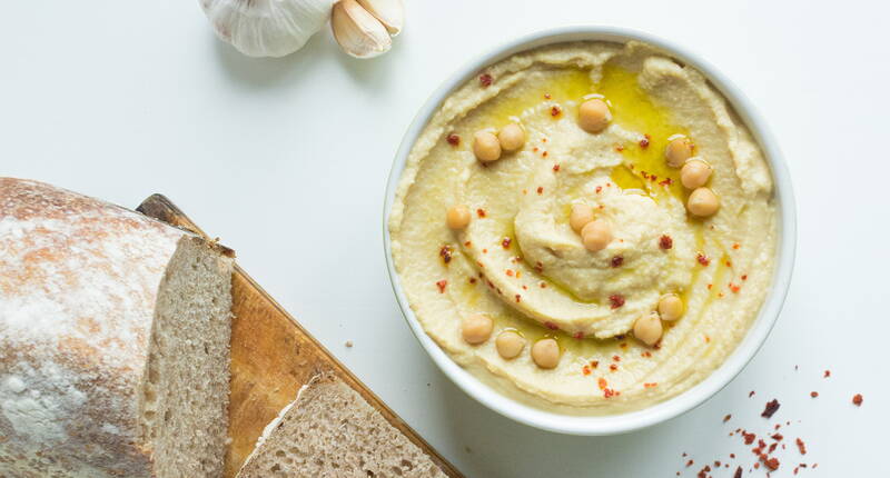 Hummus selbst herstellen ist ganz einfach. Mit unserem Grundrezept steht der Hummus in nur 5 Minuten auf dem Tisch.