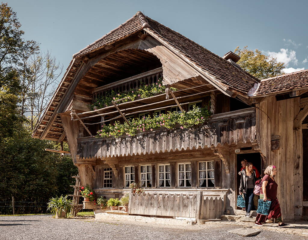 Ausflug Ballenberg – 30% Rabatt auf die Eintrittspreise. Zurecht gilt der Ballenberg als eines der wertvollsten Museen der Schweiz. Im Gegensatz zum klassischen Museum kannst du hier ein Stück Schweizer Kulturgut hautnah erleben. 