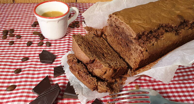 Himmlischer Schokoladencake, das sich auch für all jene eignet, welche an einer Glutenunverträglichkeit leiden. Wer es lieber vegan mag, kann das Ei durch Apfelmus oder Bananen & die Milch durch pflanzliche Milch wie Hafer-, Soja-, oder auch Mandelmilch ersetzen.