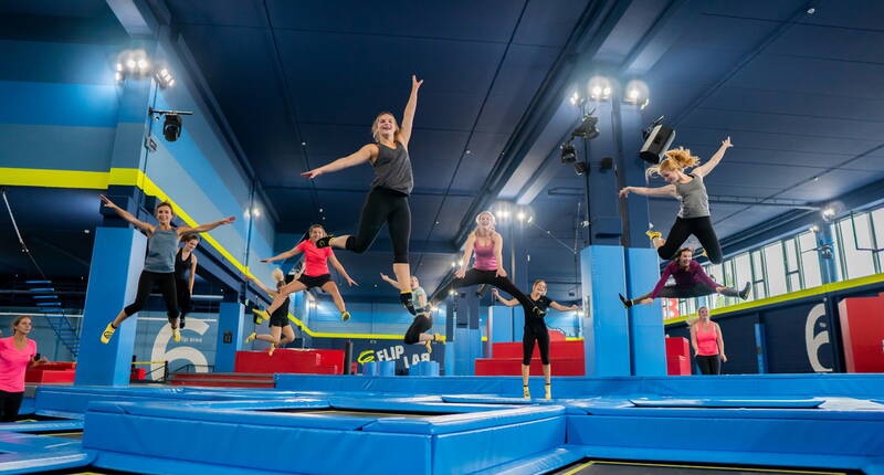 Ti aspetta un mondo di avventure sicuro di 3.000 m²: trampolini divertenti, campo di dodgeball, trampolini a muro, trampolini da basket e freestyle con bounceboard e bungee; poi il Base Ninja Parkour e per la prima volta il FlipParkour e il trampolino interattivo. 