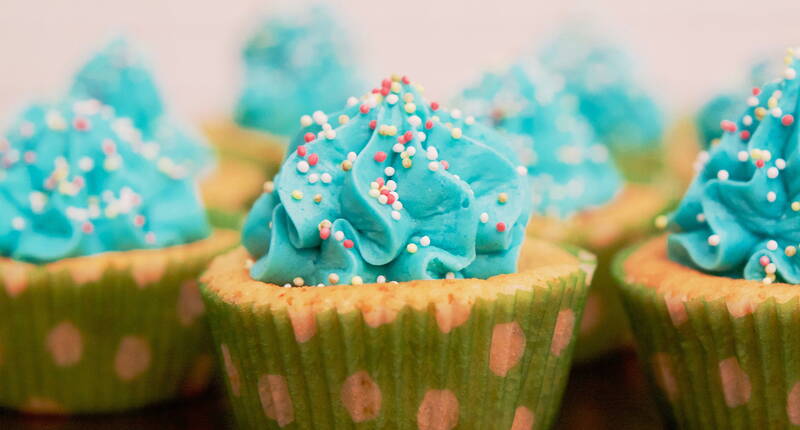 Ein unkompliziertes Rezept für superleckere Rüebli-Cupcake mit einem leuchtend blauen Buttercreme-Topping.