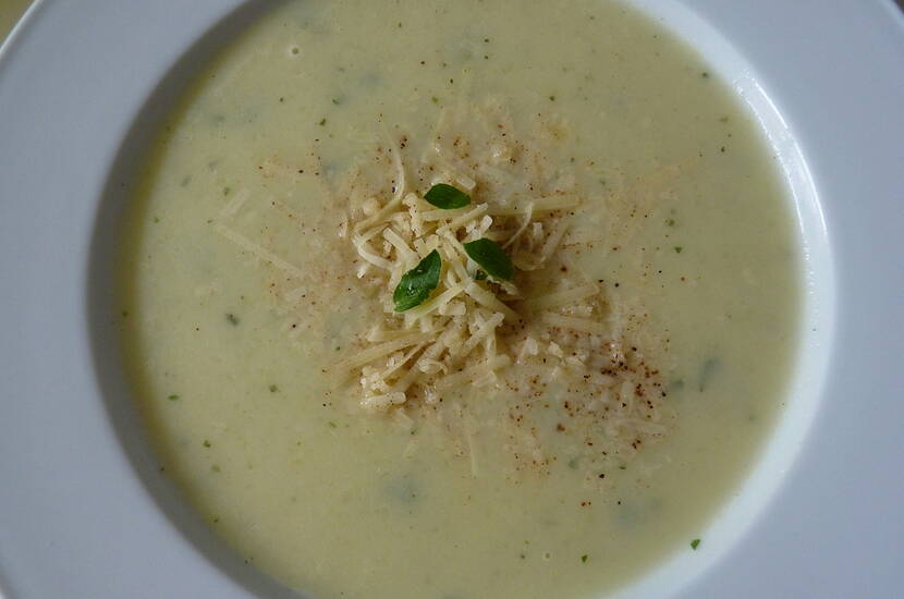 Die gute alte Kartoffelsuppe gehört in vielen Familien zur Winterzeit wie der Schnee, der draussen liegt. Kombiniert mit Majoranblättchen und geriebenem Käse ein äusserst schmackhaftes Znacht für jung und alt.