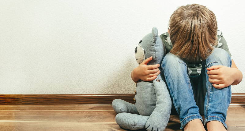 Oft fühlen sich Kinder und Jugendliche in Krisensituationen alleine gelassen von ihrem Umfeld. Sie wissen nicht, an wen sie sich mit ihren Fragen oder Problemen wenden können. 