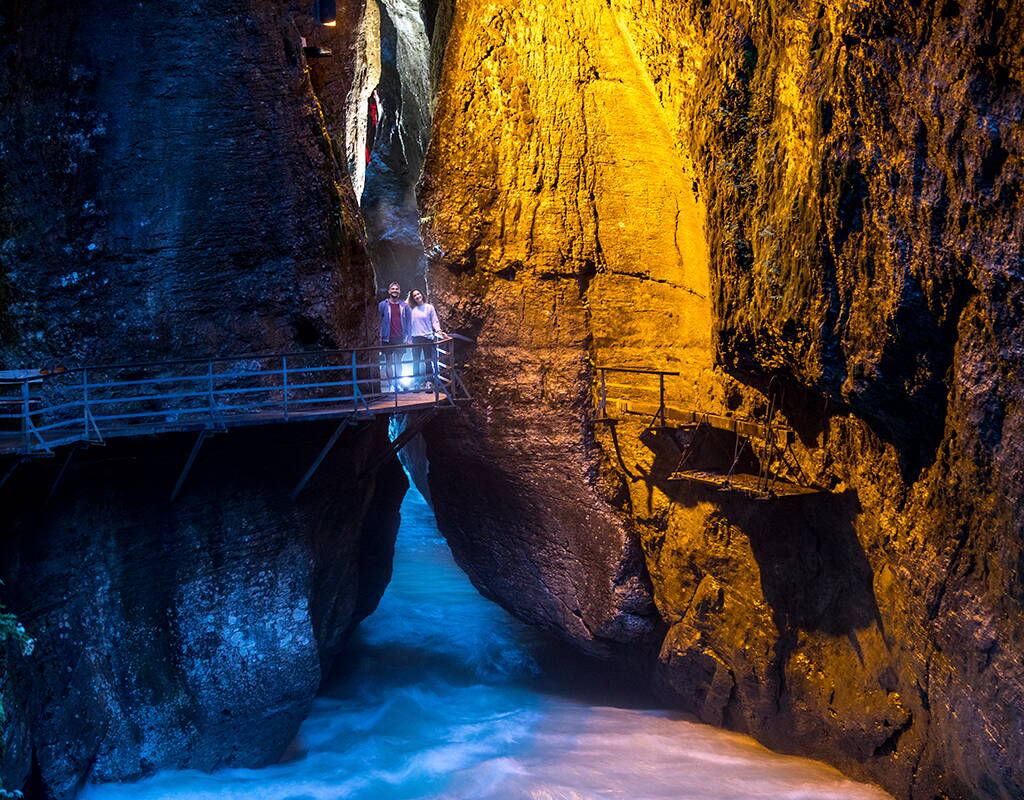 Combine l'activité physique avec tes excursions. À Meiringen, tu peux admirer le spectacle naturel époustouflant des gorges de l'Aar et parcourir un circuit unique en son genre dans les gorges étroites et les endroits inondés de soleil. Ne laisse pas passer ce fantastique but d'excursion.