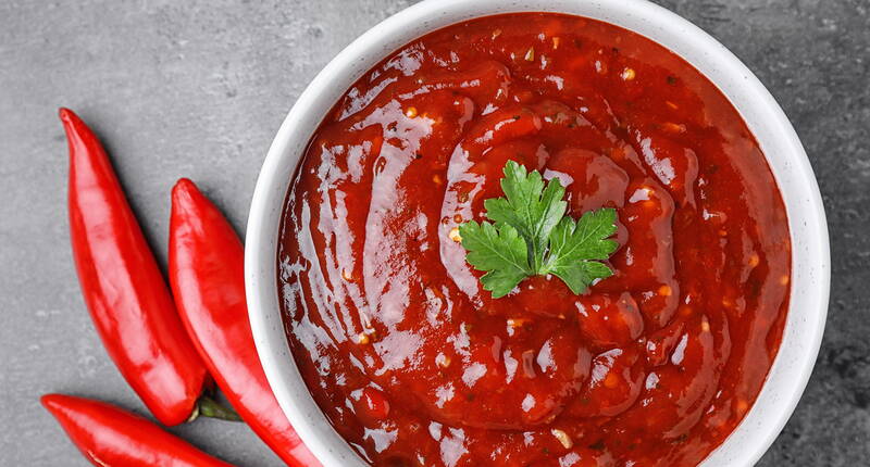 Rezept für einen gesunden und fettarmen Chili-Tomaten-Dip, der perfekt mit grilliertem Fleisch und Gemüse harmoniert. Die Herstellung ist denkbar einfach. Wem der Dip zu mild ist, kann ihm mit gemahlenem Chilipulver oder zerstossenen Chiliflocken zusätzliche Schärfe verleihen