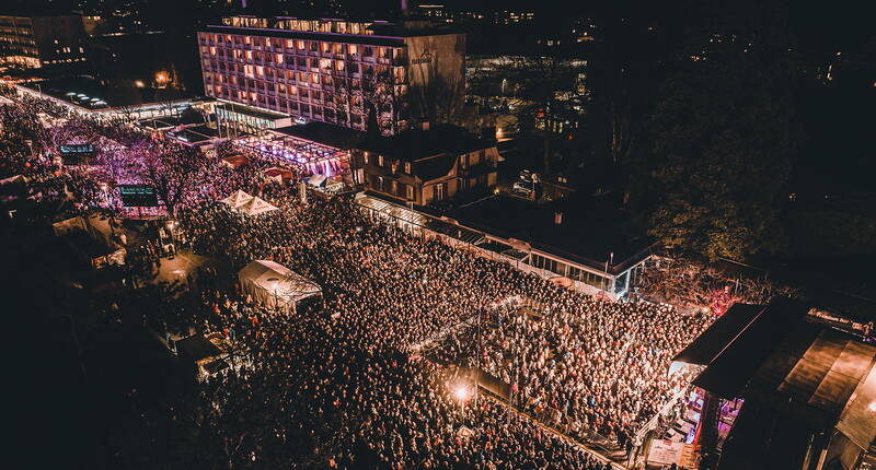 Le 1er janvier, un open-air au cœur des montagnes imposantes – en direct, gratuit et plein d’émotions ! Profite de concerts d’artistes suisses de premier plan en plein air et laisse-toi emporter par la musique entraînante et l’ambiance énergique.